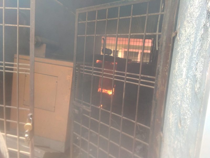Fire in SBI's generator in Parli | परळीत एसबीआय बॅंकेच्या जनरेटरला आग