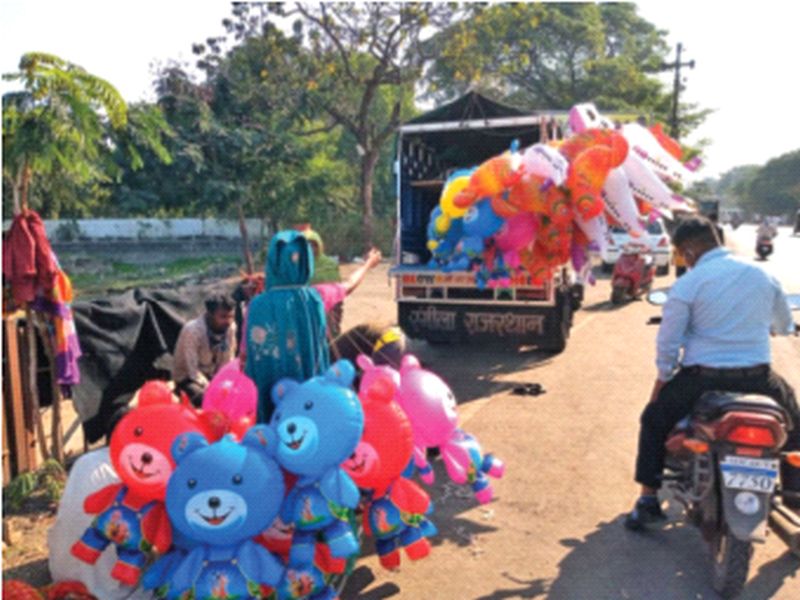 Time to sell balloons to migrant nomadic families due to corona | कोरोनामुळे स्थलांतरित भटक्या कुटुंबांवर फुगे विकण्याची वेळ