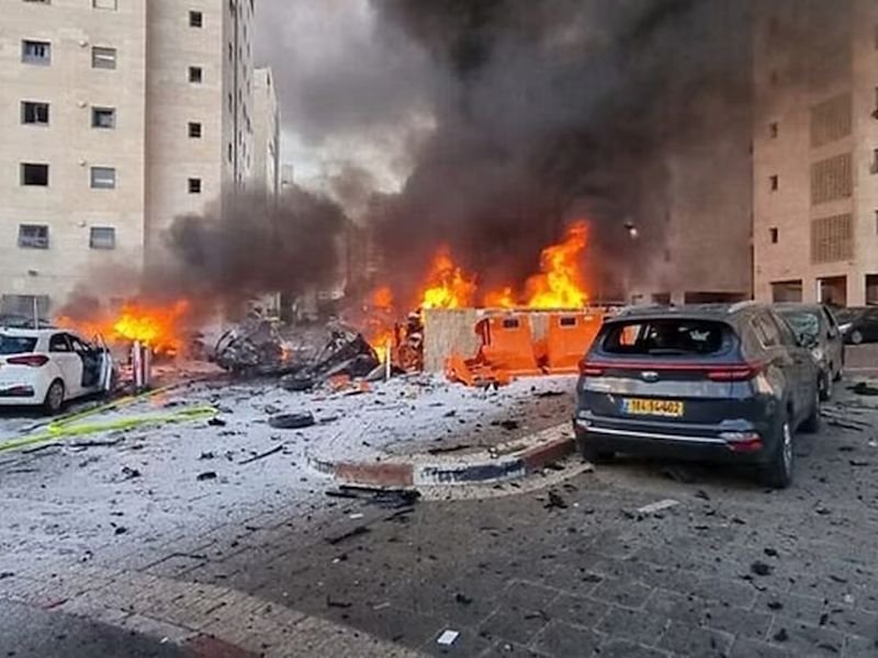 Hamas fires 5,000 rockets, killing five, wounding 100, including Israel's mayor | हमासने इस्रायलवर ५००० रॉकेट डागले, १०० जण गंभीर जखमी; PM नेतन्याहू यांनी बोलावली बैठक