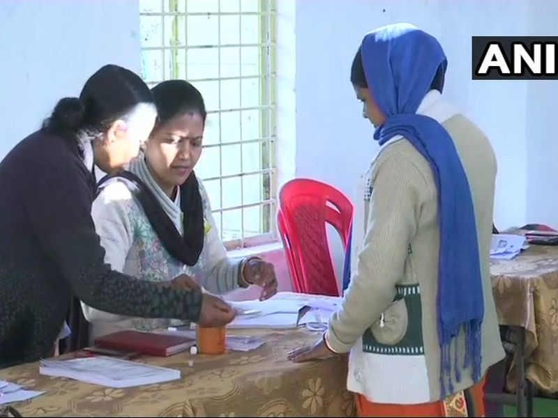 In Chhattisgarh voting began for second phase, 1079 candidates are in the fray | छत्तीसगडमध्ये मतदानाला सुरुवात, 1079 उमेदवार निवडणुकीच्या रिंगणात