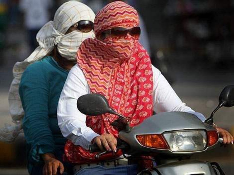 for these reasons punekar girls use scarf | ...म्हणून पुण्यात मुली नेहमी वापरतात स्कार्फ
