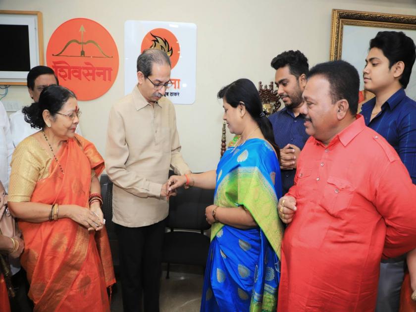 First blow to Eknath Shinde group: Former corporator Ragini BairiSetty returns to Uddhav Thackeray Shiv Sena group | शिंदे गटाला पहिला धक्का: माजी नगरसेविकेची पुन्हा उद्धव ठाकरे गटात घरवापसी