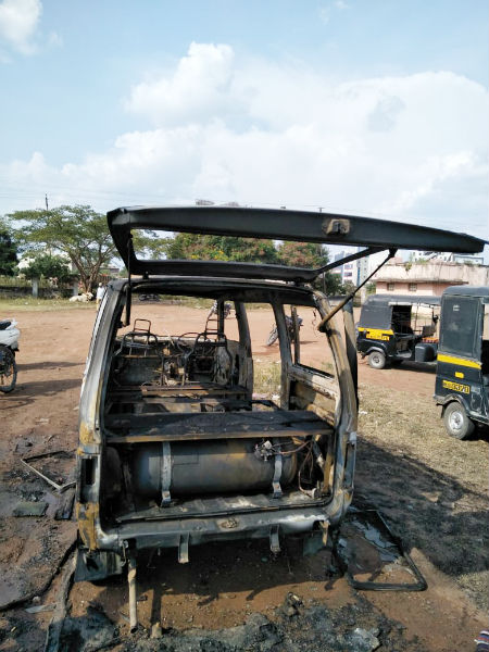 The explosion of gas exploded in Solapura | सोलापूरात गॅसचा स्फोट होऊन शाळकरी मुलांची व्हॅन जळून खाक