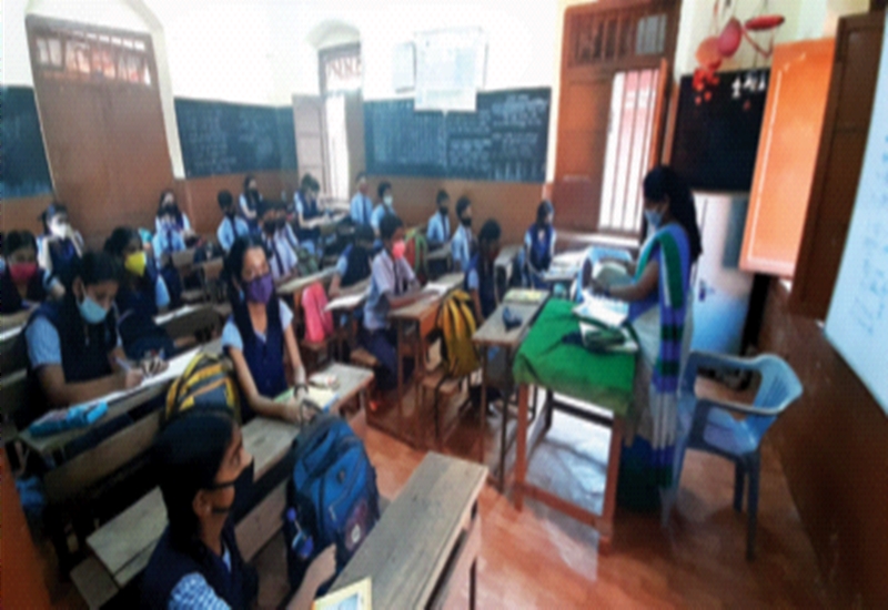 The school bell rang in Matheran | माथेरानमधील शाळांची घंटा वाजली