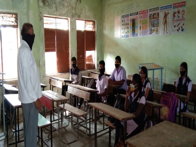 The bell rang after eight months in Pune district school; Short response from students | पुणे जिल्ह्यात तब्बल आठ महिन्यांनी शाळेची घंटा वाजली; विद्यार्थ्यांचा अल्प प्रतिसाद