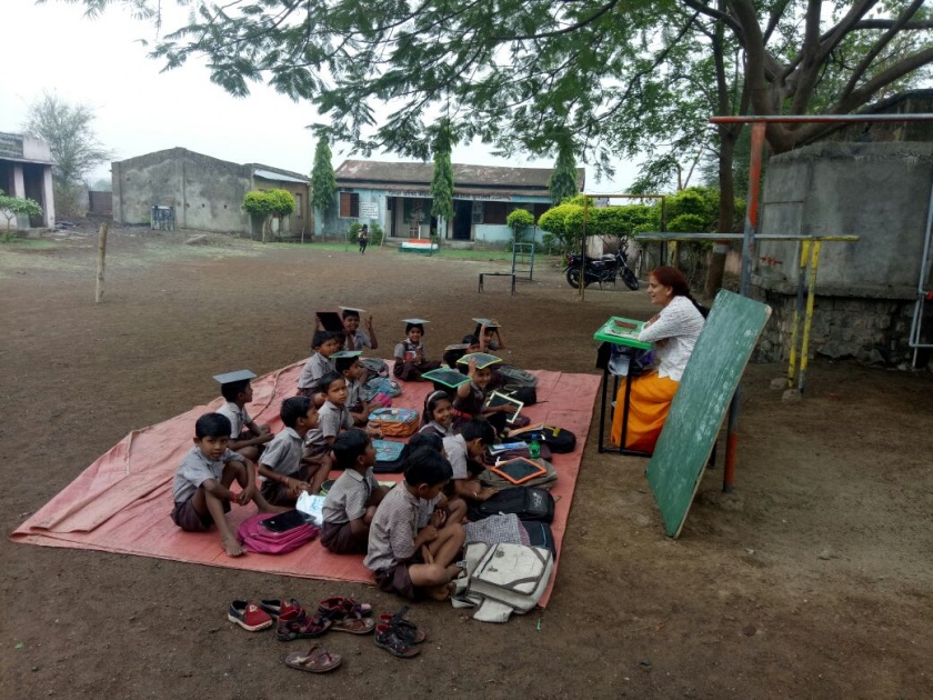 Due to lack of classrooms, students have to seat in ground | वर्गखोल्यांअभावी फुलउमरी येथील शाळा भरते मैदानात