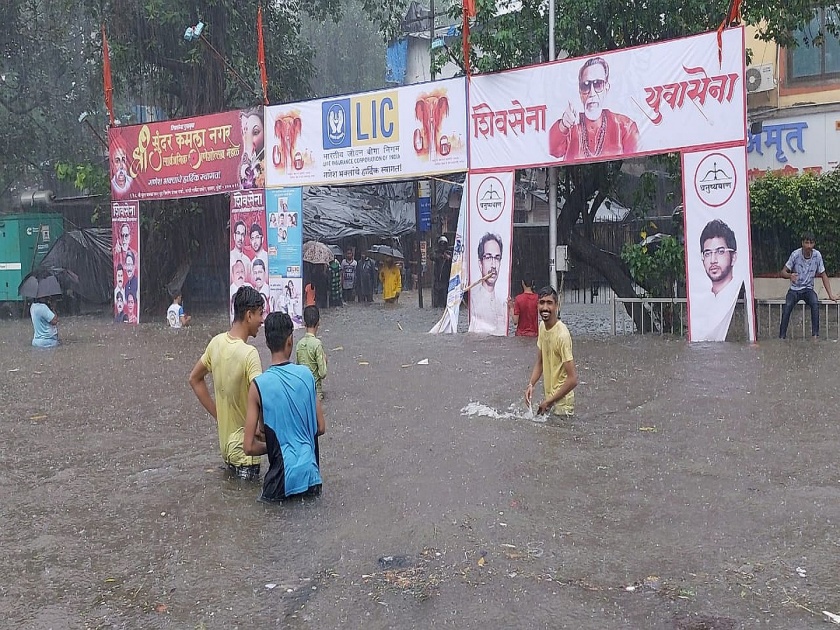 Mumbai Rains and Traffic Updates: BMC asks citizens to stay indoors; trains, buses disrupted | Mumbai Rain Updates : मुंबईतील 'या' विभागात पडला सर्वाधिक पाऊस, महापालिकेने दिली आकडेवारी