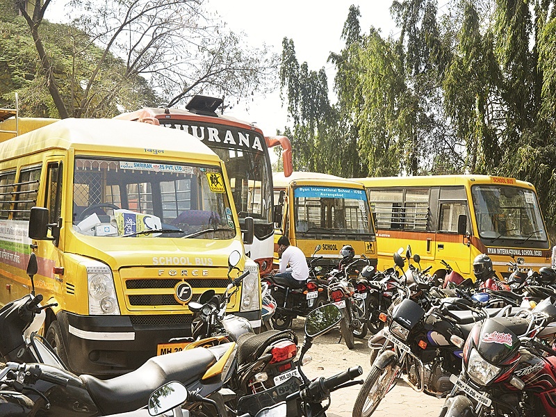 In Aurangabad, 14 school buses are outdated found in RTO examamination | औरंगाबादेत शाळांच्या १४ बस कालबाह्य असल्याचे तपासणीत आले समोर 