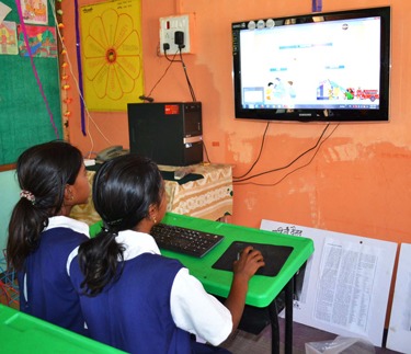 School project of Zilla Parishad in Solapur district is also taught by the projector! | सोलापूर जिल्ह्यातील जिल्हा परिषदेच्या शाळकºयानाही आता प्रोजेक्टरद्वारे धडे !