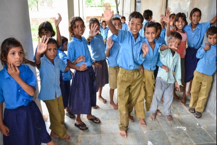 Only poor students will give Diwali gifts to slum students | गरीब विद्यार्थीच देणार झोपडपट्टीतील विद्यार्थिनीला दिवाळी भेट