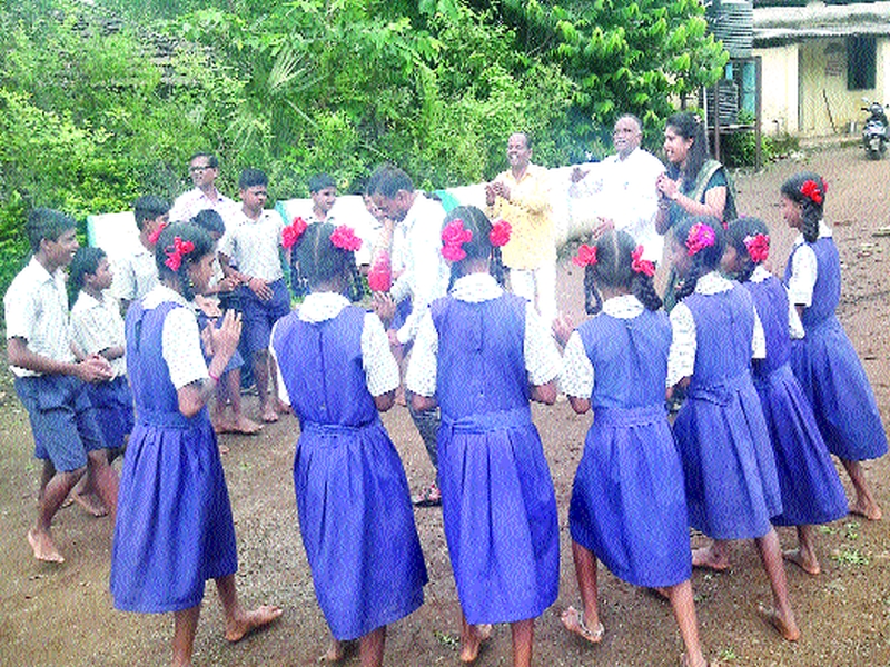 Nine years after the ashram school started, the project officer danced with the students | नऊ वर्षांनी आश्रमशाळा सुरु, प्रकल्प अधिकारी विद्यार्थ्यांसोबत नाचले