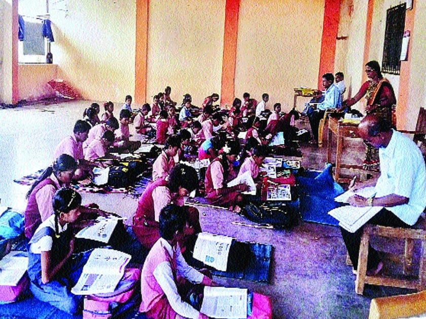 Crash 112 Patachi Zilla Parishad fills in the school | आपटवणे ११२ पटाची जिल्हा परिषद शाळा भरते मंदिरात