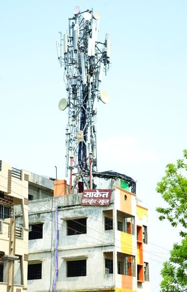 Mobile towers built on school building in Nagpur | नागपुरात  शाळेवर उभारले मोबाईल टॉवर