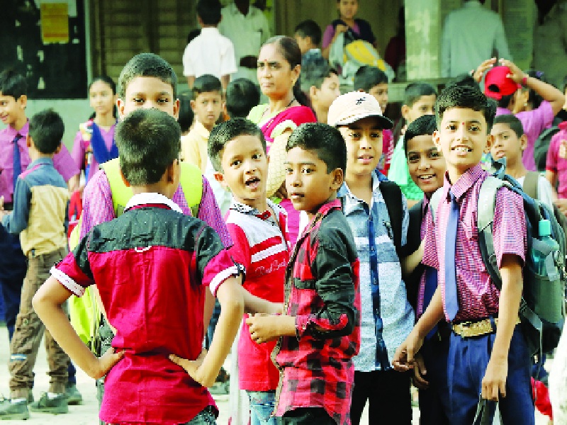 School premises due to sparks flutter | चिमुकल्यांमुळे शाळा परिसर गजबजला