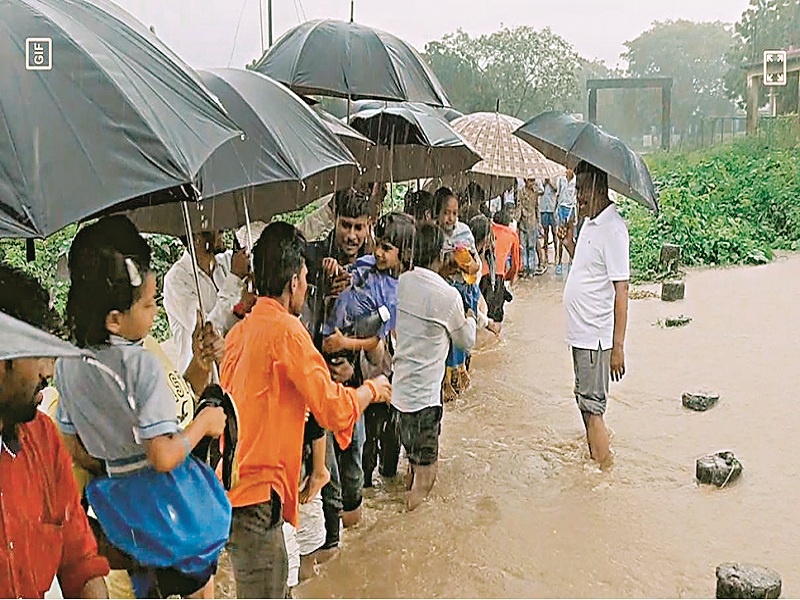 Villagers bravely rescued 58 students who were trapped in flood | ग्रामस्थांनी धाडस करून पुरात अडकलेल्या ५८ विद्यार्थ्यांना वाचवले