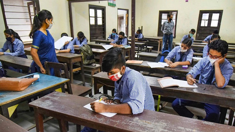 school reopen 27 andhra pradesh students test covid 19 positive | CoronaVirus News : 'या' राज्यातील २७ विद्यार्थी कोरोना पॉझिटिव्ह; पालक चिंतेत
