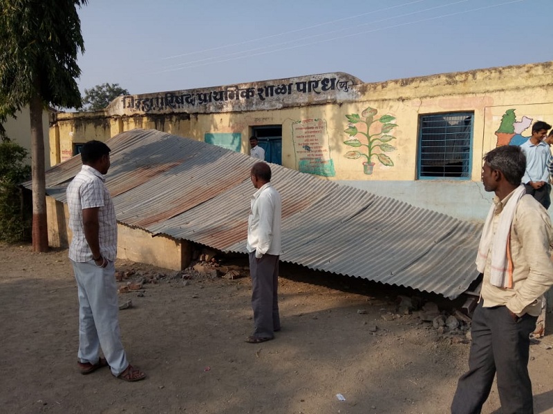 shade collapsed of the Zilla Parishad School Paradh in Bhokardan taluka | भोकरदन तालुक्यातील पारध येथील जिल्हा परिषद शाळेची पत्रे कोसळली