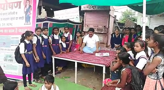 Students from school reach agitaton pandal | शाळा सोडून विद्यार्थी पोहचले उपोषण मंडपात