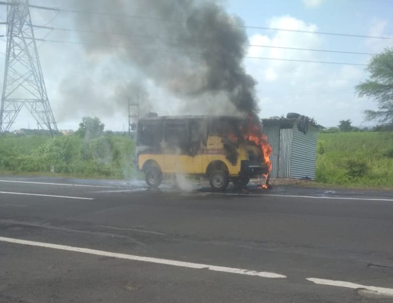 Tragedy averted as empty school van catches fire | ‘स्कूल व्हॅन’ने घेतला पेट : विद्यार्थी नसल्याने अनर्थ टळला