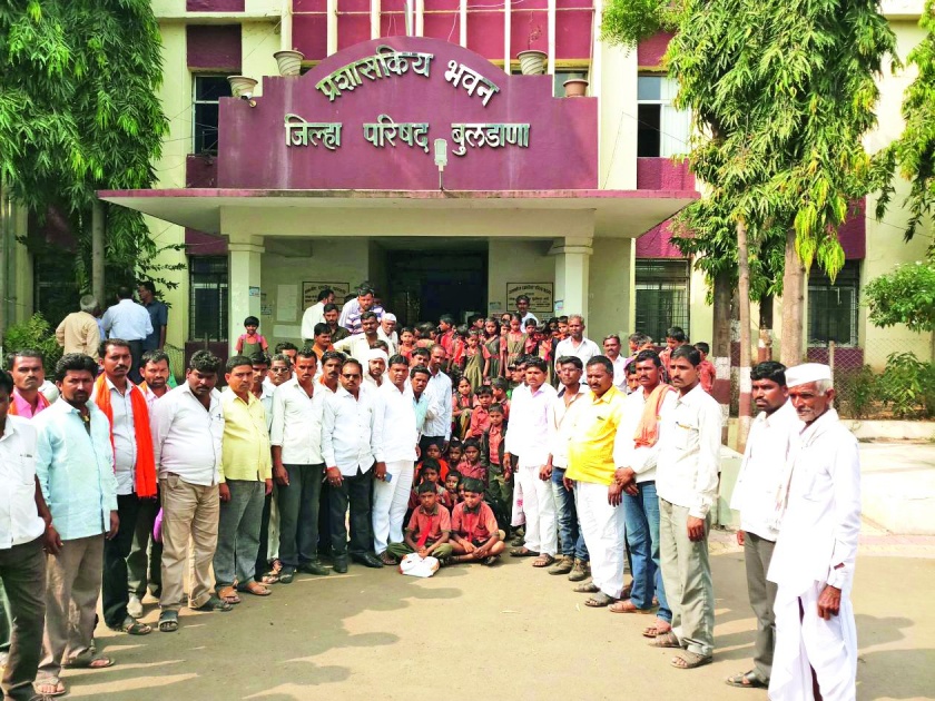 Udaynapur villagers attend school at Zilla Parishad office! | उदनापूर ग्रामस्थांनी जिल्हा परिषद कार्यालयात भरवली शाळा!