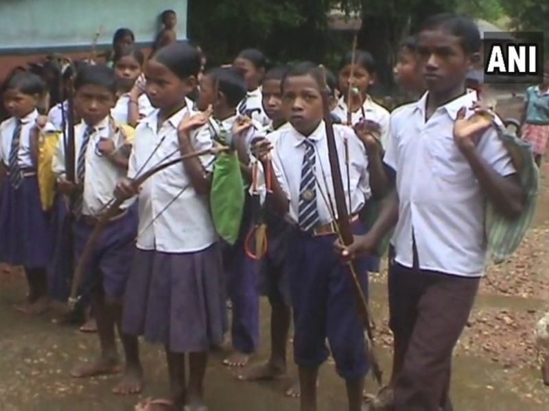 Children carry bow & arrows to school to protect themselves from Naxals | नक्षलवाद्यांची दहशत : येथे मुलांना पाटी-पेन्सिलीबरोबर धनुष्यबाण घेऊन जावं लागतं शाळेत