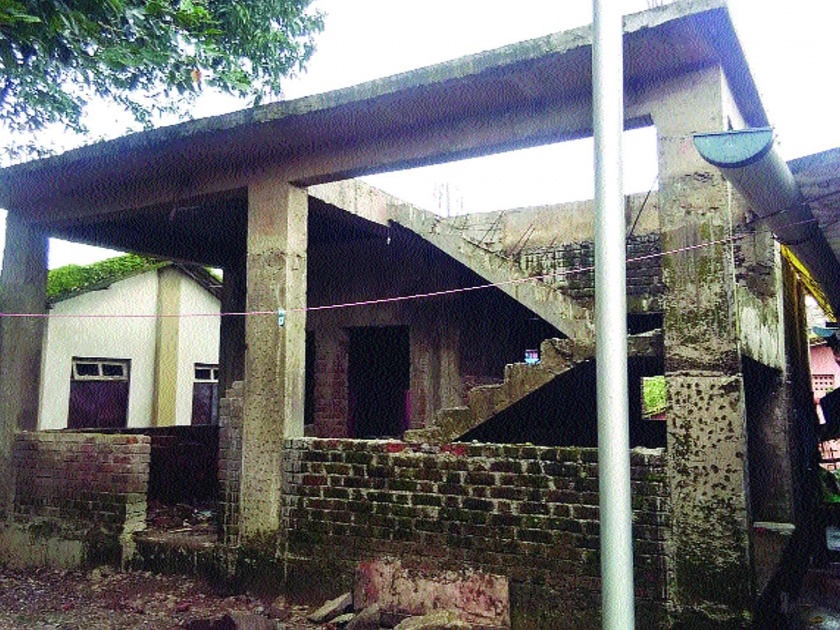Work on school building in Nerala stalled | नेरळमधील शाळा इमारतीचे काम ठप्प