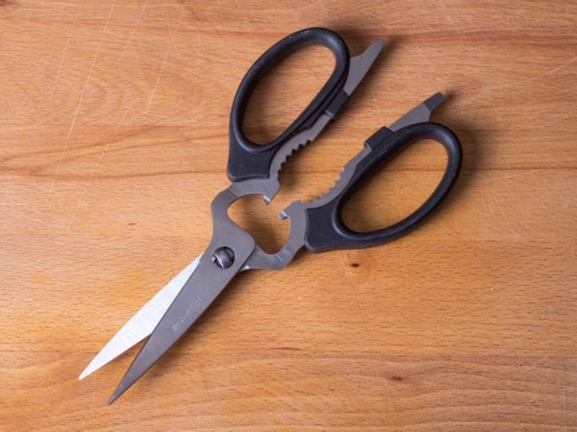 tips to sharpen your scissor | अशी धारधार करा घरातील कात्री! वाचा साध्या सोप्या टिप्स
