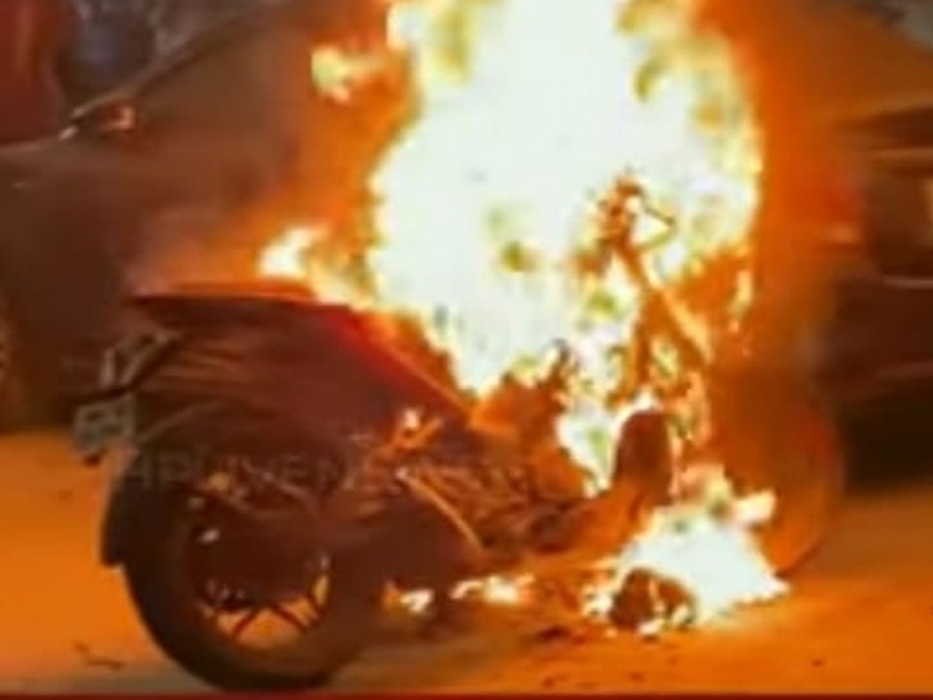 motorcycle caught fire in Vasai; No casualties were reported | वसईत मोटारसायकलने घेतला पेट, गाडी जळून खाक; जीवितहानी टळली
