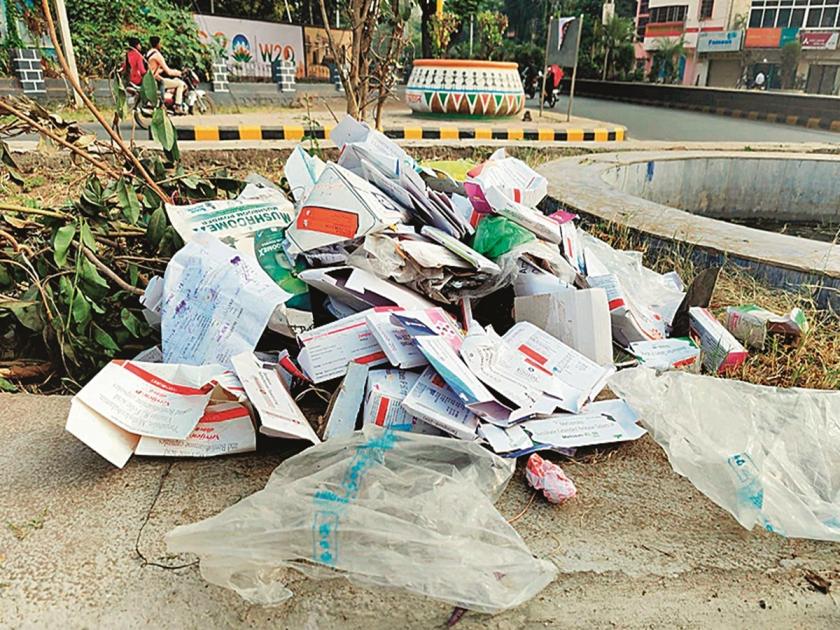 Medical driver throws garbage on road, fined Rs 4,000 as seen on CCTV | मेडिकल चालकाने रस्त्यावर कचरा टाकला, सीसीटीव्हीत दिसताच चार हजार रुपयांचा दंड