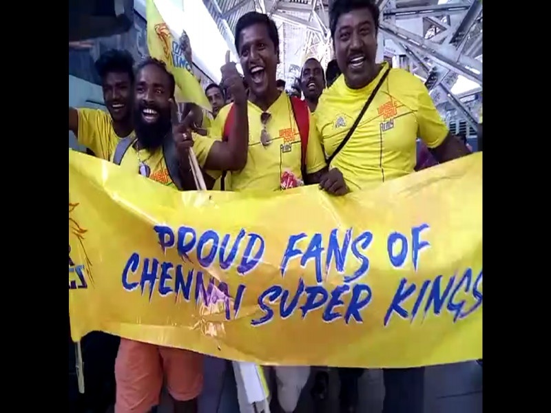 fan followers of Chennai are arrived at Pune | चेन्नईच्या चाहत्यांचा गट पुण्यात उत्साहात दाखल 