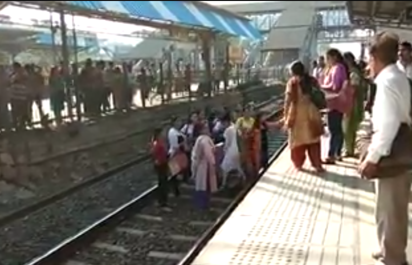 Women passenger strike on track for special local | विशेष लोकलसाठी महिला उतरल्या रुळांवर