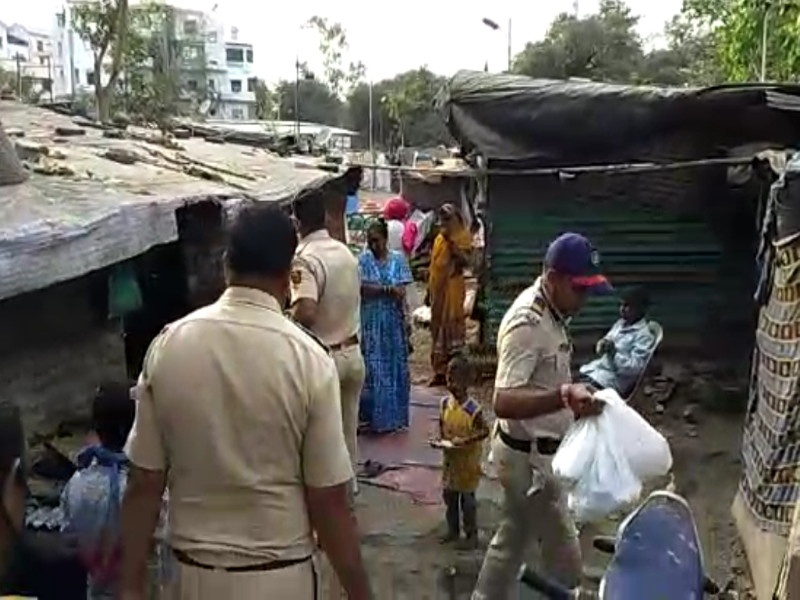 Nigdi police distributes daily need materials in slums | सलाम ! निगडीत पोलिसांकडून माणुसकीचे दर्शन ; झोपडपट्ट्यांमध्ये केले साहित्य वाटप 