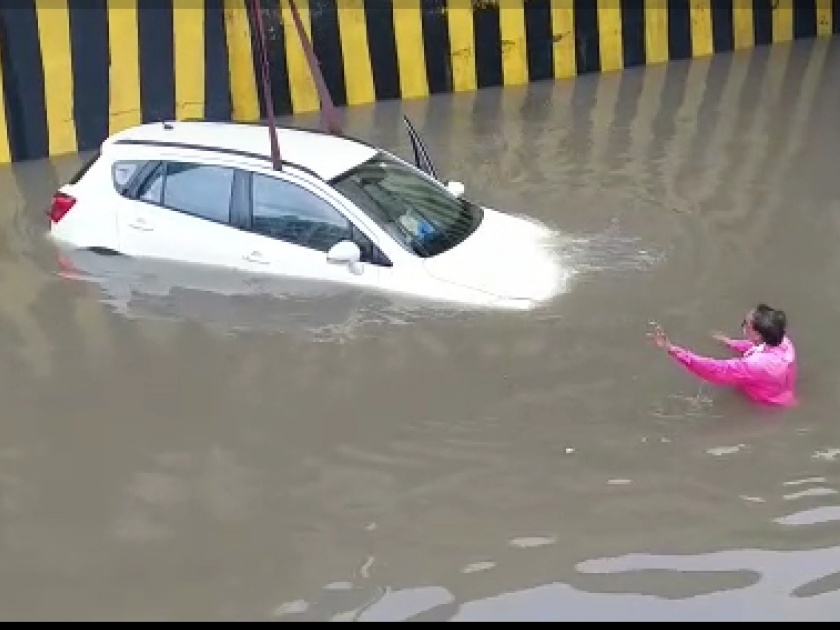 Car in water due to driver's unpredictability; No casualties | चालकाला अंदाज न आल्याने कार पाण्यात; जीवितहानी नाही