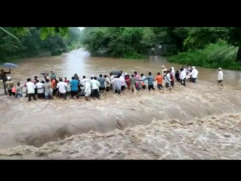 Jalna district hit by rains; Many reached home through the human chain in the flooding of the Raighol River | जालना जिल्ह्याला पावसाचा तडाखा; रायघोळ नदीच्या पुरातून मानवी साखळीद्वारे अनेकांनी गाठले घर