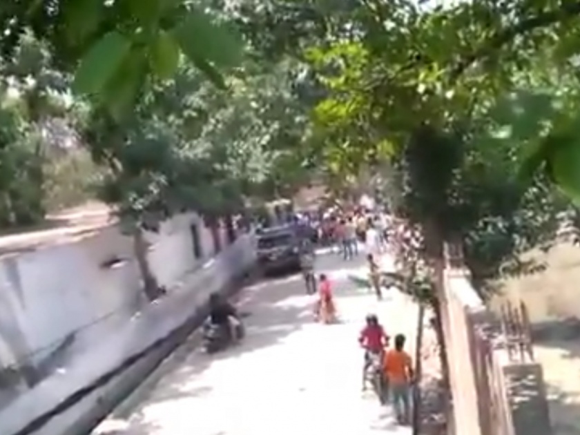 Video: Attack on Pune police in Ghaziabad; Police beaten by locals, car vandalized | Video : पुणे पोलिसांवर गाझियाबादमध्ये हल्ला; स्थानिकांकडून पोलिसांना मारहाण, मोटारीची तोडफोड