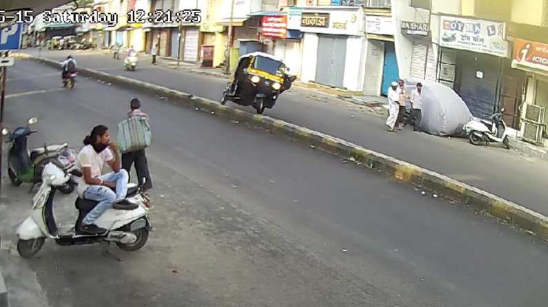 A auto rickshaw driver accident from kick to a dog ; CCTV footage goes viral on social media | Video : कुत्र्याला मारायला गेला लाथ अन्‌ रिक्षाचा झाला अपघात; सीसीटीव्ही फुटेज सोशल मीडियात व्हायरल