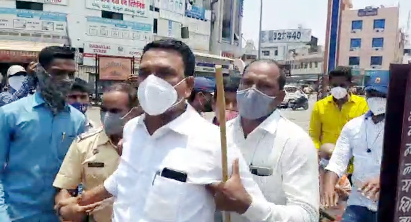 Maratha Reservation: Police in riot gear stormed a rally on Friday, removing hundreds of protesters by truck | Maratha Reservation: सोलापुरातील मराठा समाज आक्रमक; आंदोलनकर्त्यांना पोलिसांनी घेतले ताब्यात