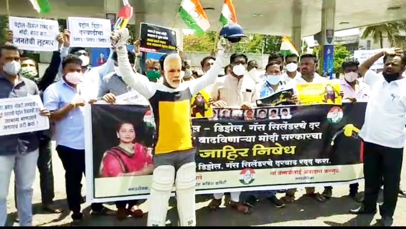 Unique agitation of Youth Congress in Salelapur against petrol, diesel and gas price hike | पेट्रोल, डिझेल व गॅसच्या दरवाढीविरोधात साेलापुरात युवक काँग्रेसचे अनोखे आंदोलन