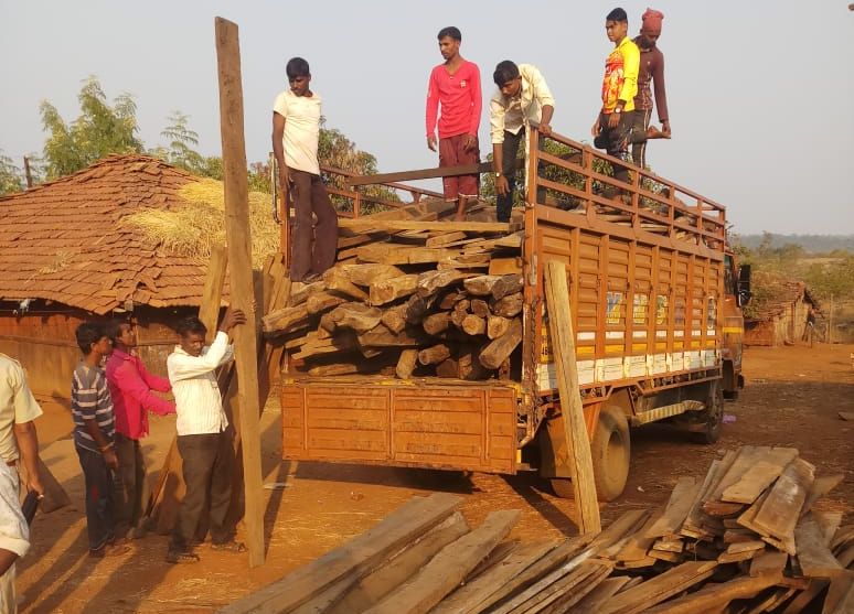 Two crores of teak wood were seized by Shahapur Forest Department | शहापूर वनविभागाची मोठी कारवाई; दोन कोटींचे सागवान लाकूड जप्त