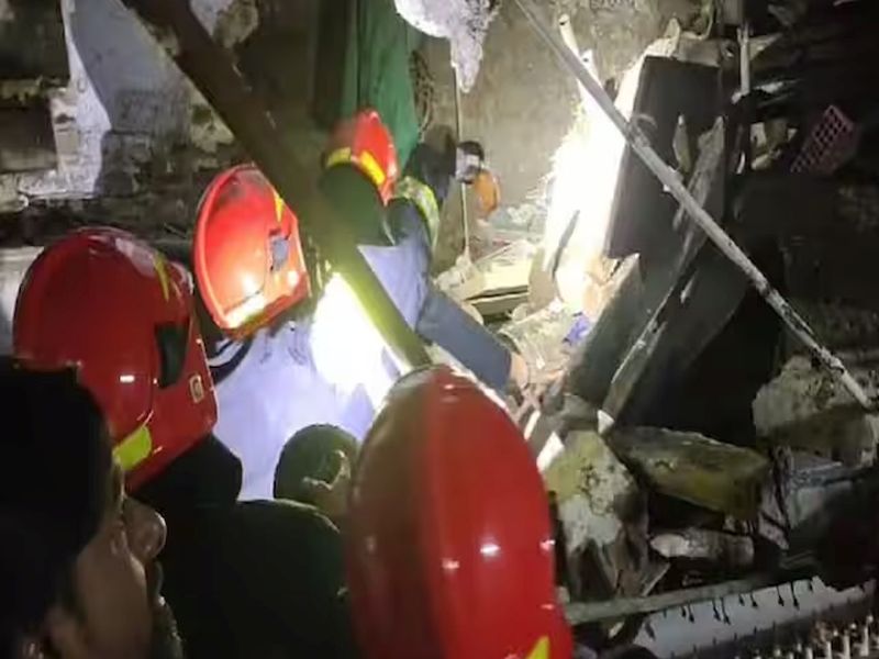 A two-storey building collapsed in Bhiwandi; 2 people died, many are likely to be trapped under the debris | भिवंडीत इमारतीचा स्लॅब कोसळून दोघांचा मृत्यू; पाच जण जखमी, एक जण गंभीर