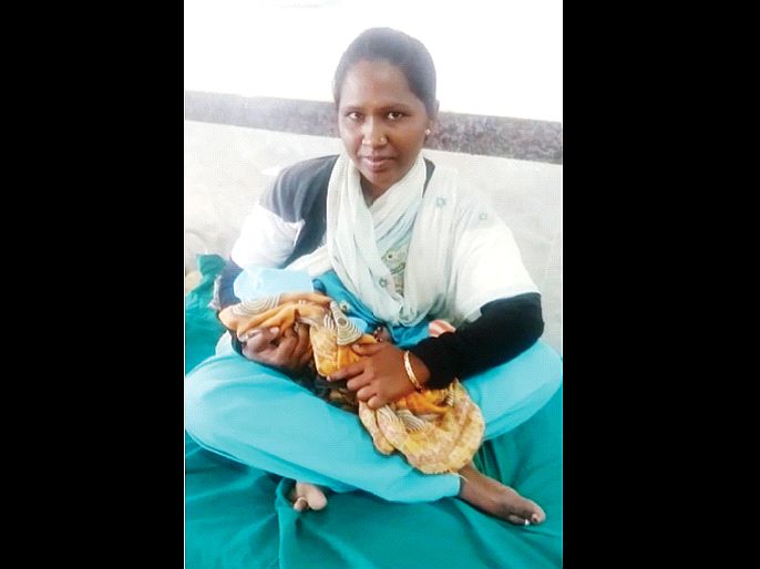 Police found a unattended baby in Hingoli | बेवारस सापडलेल्या बाळाला पोलीस दलाची मायेची ऊब, तान्हुल्या बाळाला पाजला पान्हा