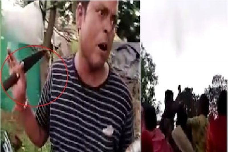Illegal liquor seller beaten by women in gondia | नवरात्रौत्सवात महिलांचा दुर्गावतार ! चाकू उगारणाऱ्या दारू विक्रेत्याला महिलांनी दिला चोप