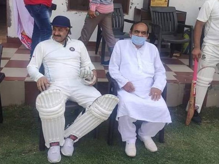 Shocking! BJP MP Manoj Tiwari played cricket without mask in Lockdown hrb | धक्कादायक! लॉकडाऊन तोडत भाजपाचे खासदार मनोज तिवारी क्रिकेट खेळले; ट्रोल झाले
