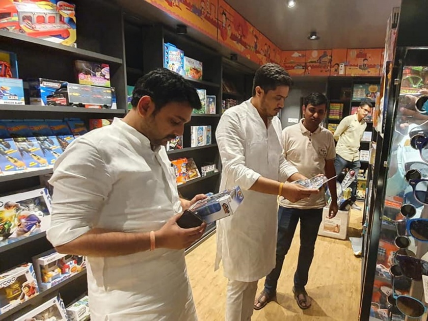... and Rohit Pawar, Vishwajit Kadam has reached the toy shop | ...अन् रोहित पवार, विश्वजीत कदम पोहोचले खेळण्यांच्या दुकानात