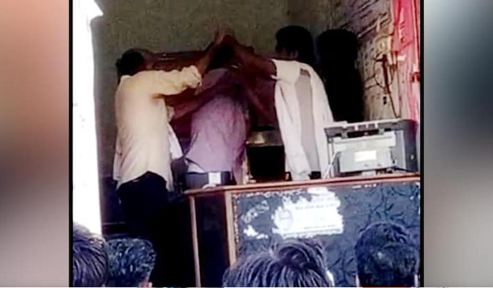 viral video case of attack on policemen bari police station dholpur | भांडण सोडवणं पोलिसांना पडलं महागात; आरोपीने केली मारहाण, तोडला मोबाईल, Video व्हायरल