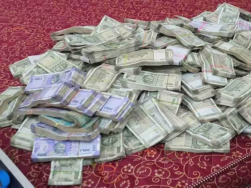 1.5 crores in cash, 28 tolas of gold with the registrar officer | दुय्यम निबंधकाकडे दीड कोटी रोख, २८ तोळे सोने