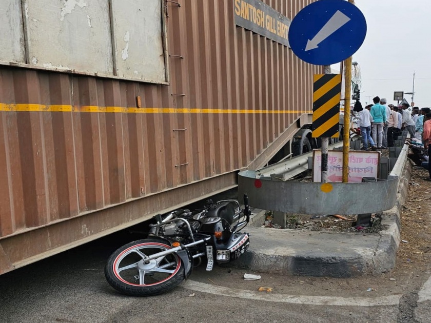 Two-wheeler-container accident in Latur; Death of husband and wife in Dharashiv district | लातुरात दुचाकी-कंटेनरचा अपघात; धाराशिव जिल्ह्यातील पती-पत्नीचा मृत्यू