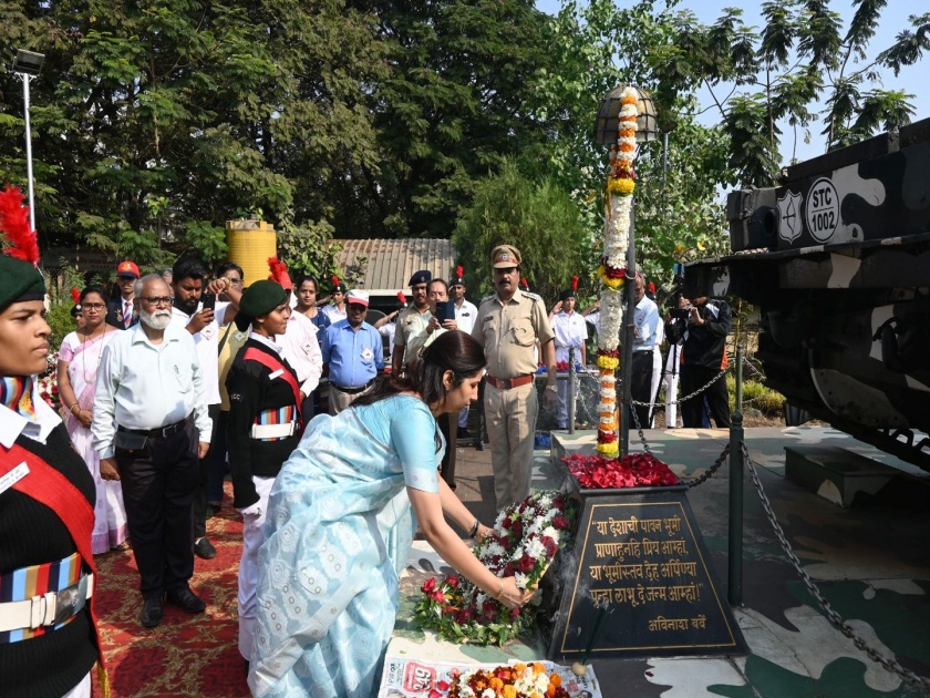 A moving tribute by the Municipal Corporation on the memorial day of Captain Vinaykumar Sachan | कॅप्टन  विनयकुमार सचान यांच्या स्मृतीदिनी महानगरपालिकेतर्फे भावपूर्ण आदरांजली