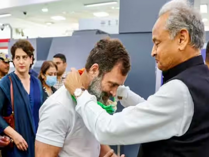 A day before Rahul Gandhi was welcomed in Surat, Rajasthan CM Ashok Gehlot got Corona infected | एक दिवस आधीच राहुल गांधींचे स्वागत केलेले, अशोक गेहलोत यांना कोरोना