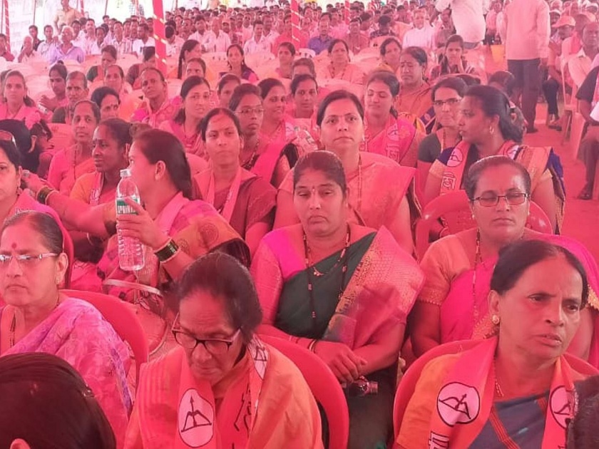 Open support for Nanar Refinery after Shiv Sena MP warning to party workers in Rajapur hrb | झोडपण्याच्या इशाऱ्यानंतरही शिवसैनिकांकडून नाणारचे खुले समर्थन; सभेला केली गर्दी